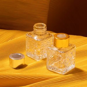 Μπουκάλι γυάλινο για αρωματικό χώρου 50 ml 4,5Χ4,5Χ7 εκ. με χρυσό καπάκι - KESKOR 62540